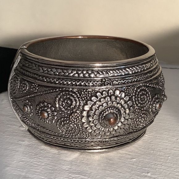 Vintage Large Silver Textured Bangle Brace… - Picture 7 of 8